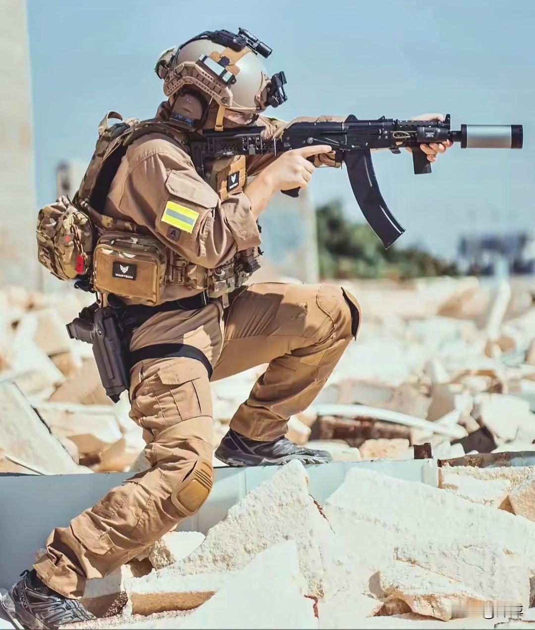 图中是乌克兰特种作战部队成员，臂章的黄蓝条纹正是乌克兰国旗配色。他手持保加利亚产