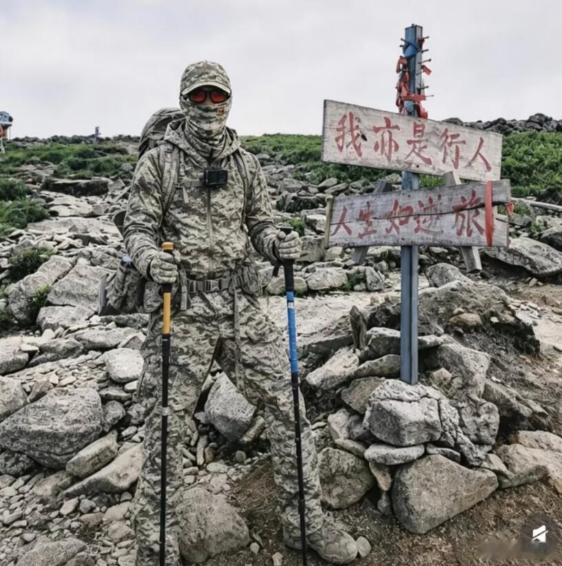 但凡有点户外经历的都知道，橙色衣服是最好的，其次是荧光黄色，最容易被发现，万一出