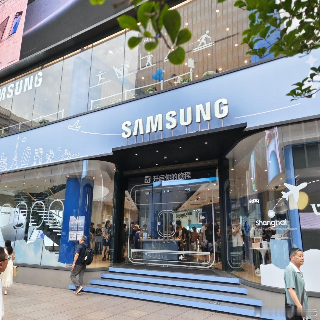 打卡上海南京路三星体验店，在现场不仅体验到了全新的三星折叠屏Galaxy Z F