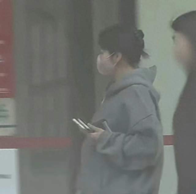 冲上热搜！张佳宁被拍挺孕肚现身银行办事