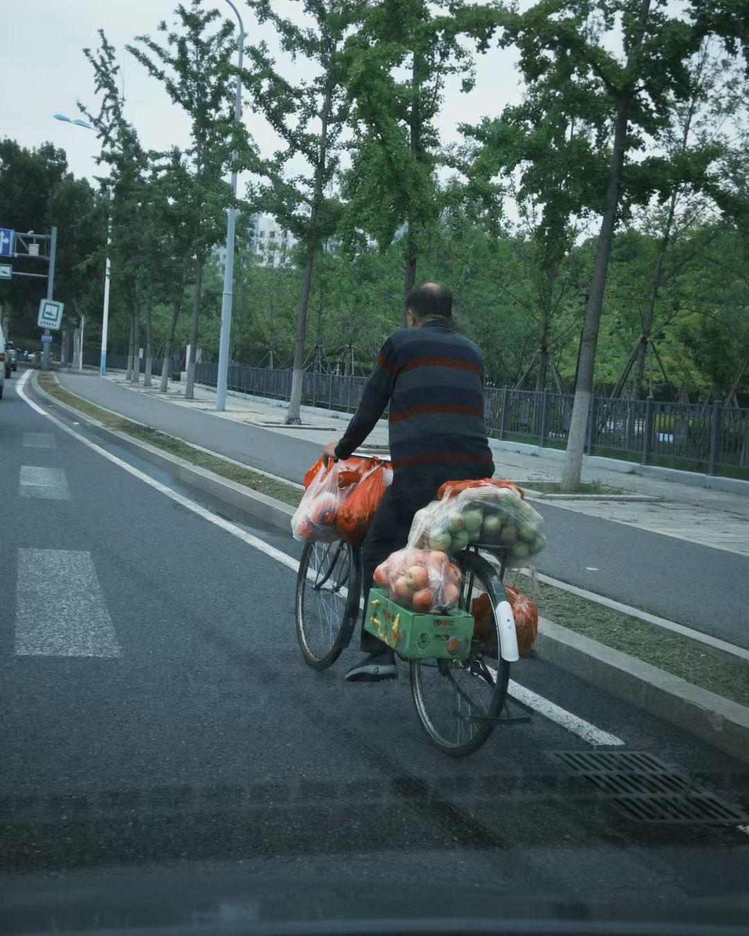中秋过节送礼过去现在和以前有什么不同？人们走亲访友送中秋礼时，往往会坐下来与亲朋