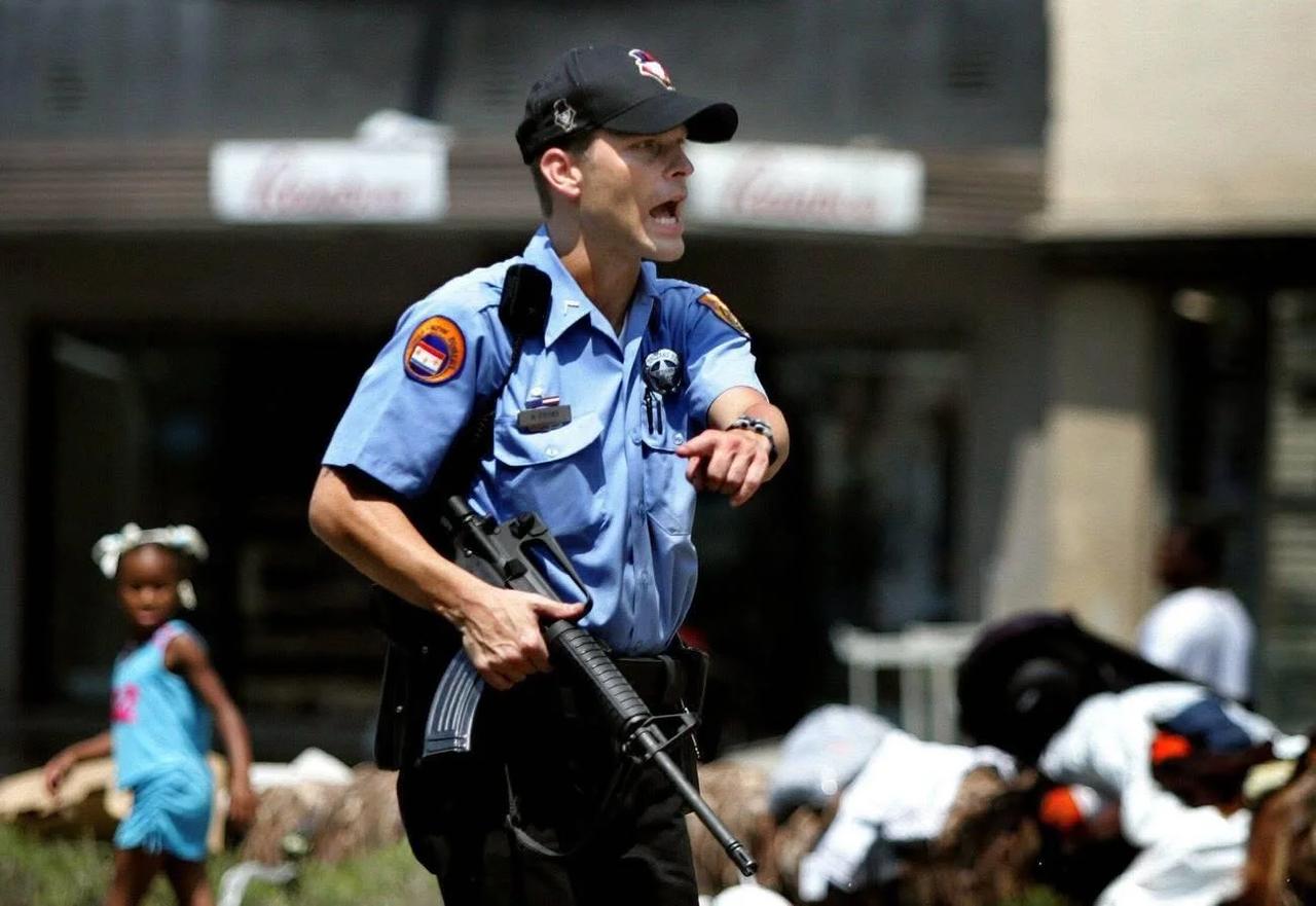 这个不多见吧，美国新奥尔良警察局警官与 7.62x39mm AR-15 式步枪，