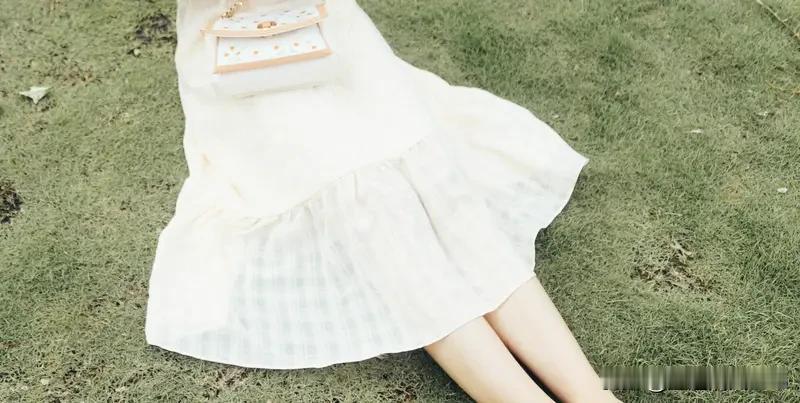 我超爱穿优雅白裙的女神！白裙就像自带光环，能把女生的优雅气质狠狠凸显出来。
像陈