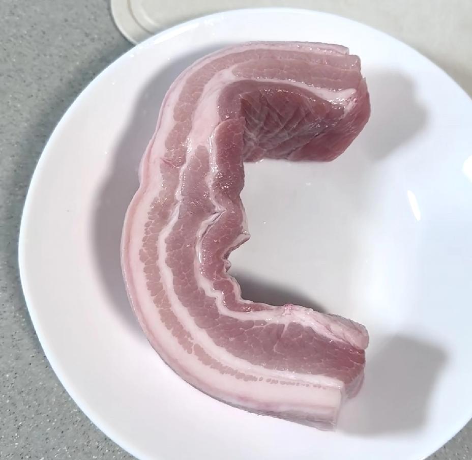 近期猪肉价格变化：
 
1. 8月上旬：15.2元/斤
2. 8月下旬：14.9