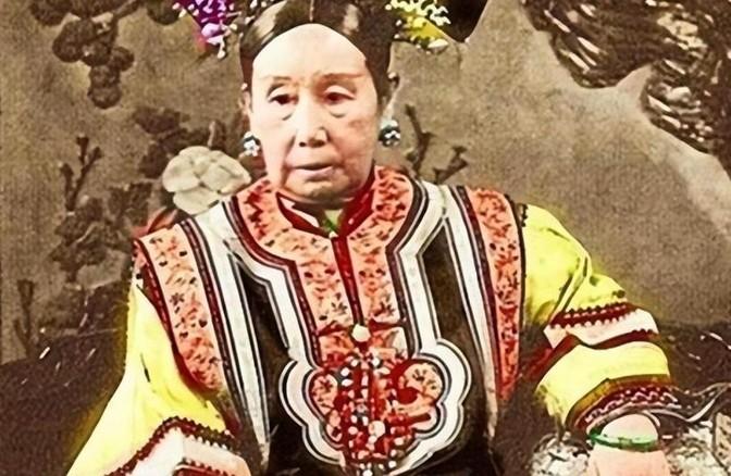 1900年，慈禧逃亡至山西首富家，临走时，慈禧向乔家借10万两，乔致庸扑通一声跪