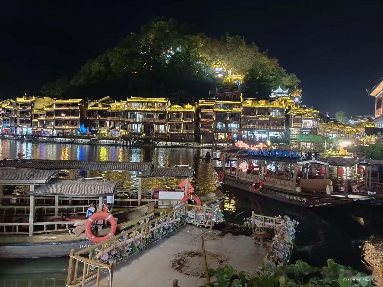 【临江仙·游凤凰古城】

沱江浅诉离愁，清风漫拂层楼。
沈园古宅暗香悠。
笙歌临