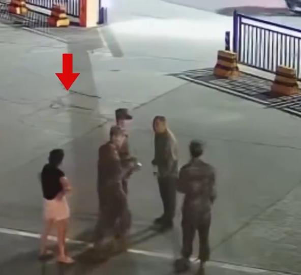 狗胆包天！某地武警某支队大门前，一对母女正正常常地在马路边行走，谁能想到，竟然会
