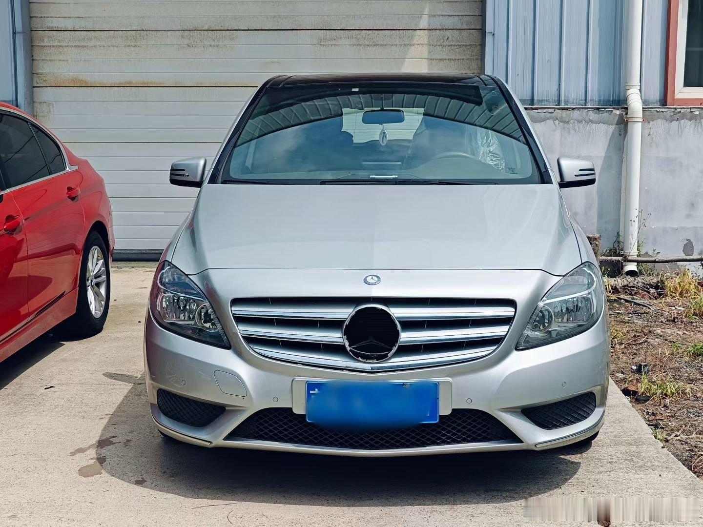一个朋友的车，被追尾了，直接走报废了。现在这种老进口车残值太低了，维修价格还特别