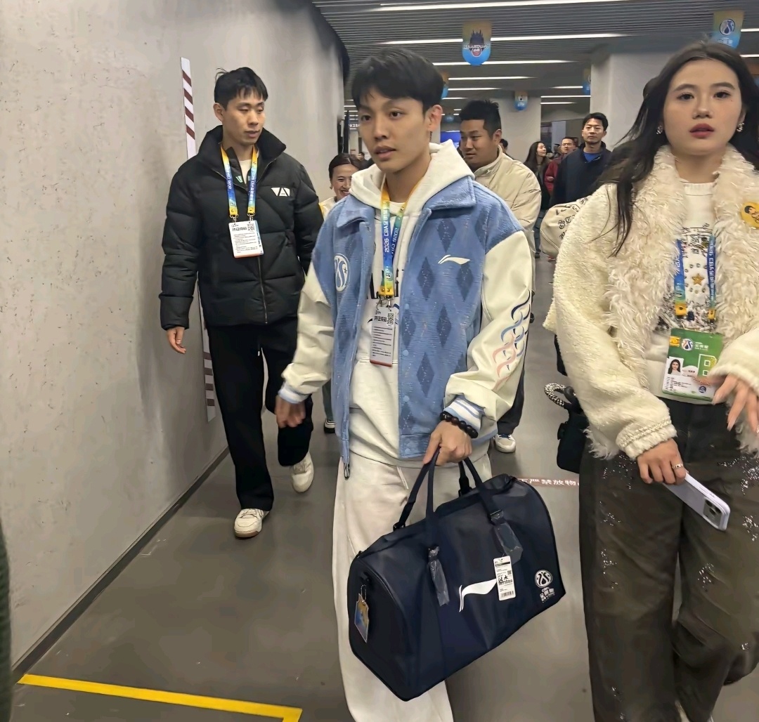 听广东女球迷所述：三公举现在是徐杰的私人助理，非常拽，严控女球迷与徐杰合影等。c