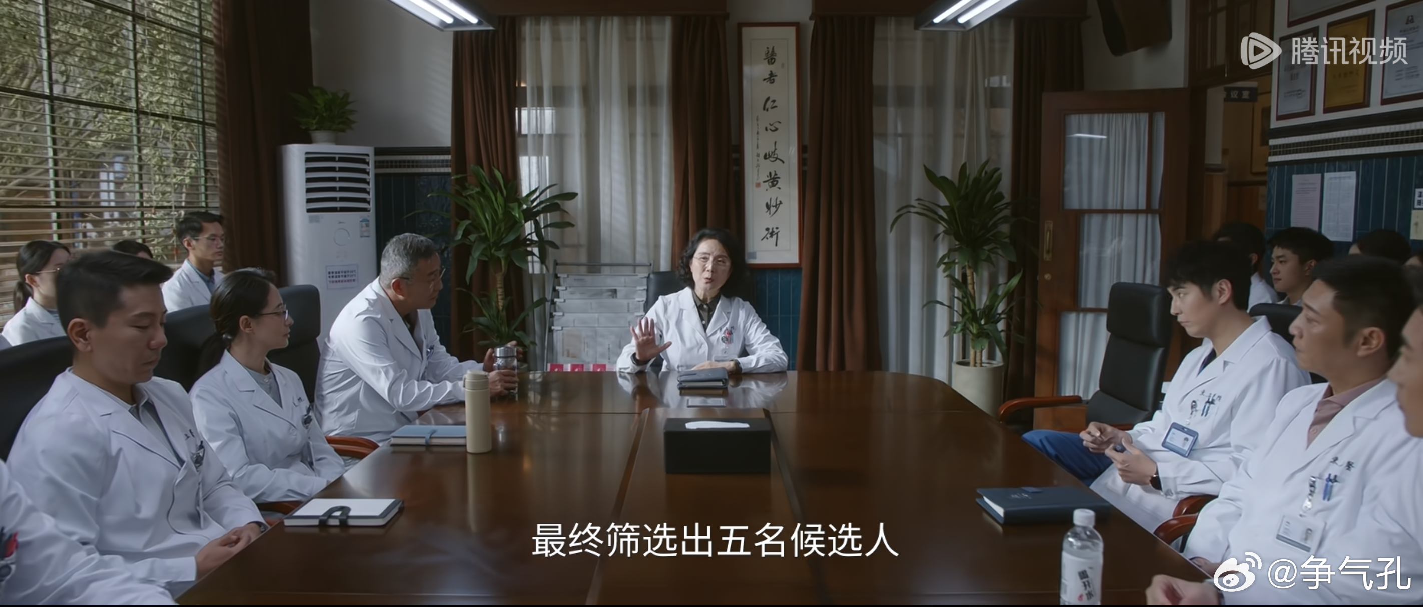 每天睁眼就在变着法的让自己多喝水，白天在家时间久就会开一瓶1.5L的水，使劲让自