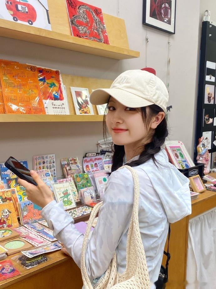 #李兰迪麻花辫好甜##李兰迪日常vlog# 李兰迪的麻花辫真是甜到心坎里，她的日