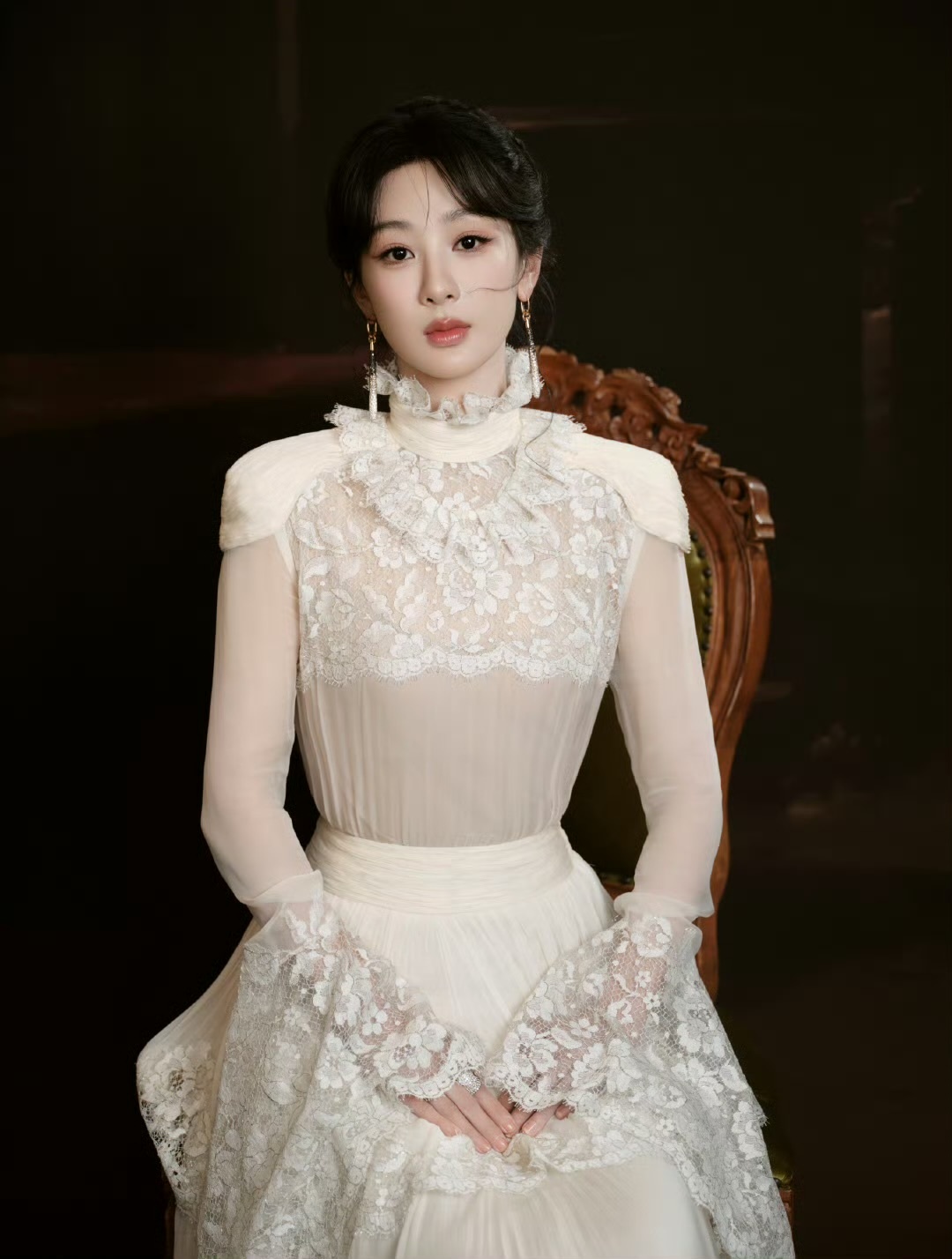 杨紫[超话]杨紫复古蕾丝裙杨紫白玉兰裙子哇趣！杨紫真的好美啊！ ​​​