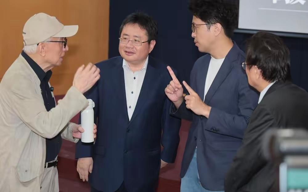 两个台独顽固分子曹兴诚、沈伯洋和支持台独的日本人矢板明夫勾连在一起了。
    