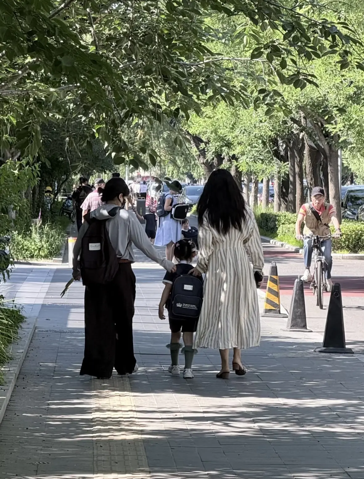 朱珠被偶遇接女儿放学。网友在北京三里屯偶遇朱珠接女儿珠宝放学回家，珠宝...