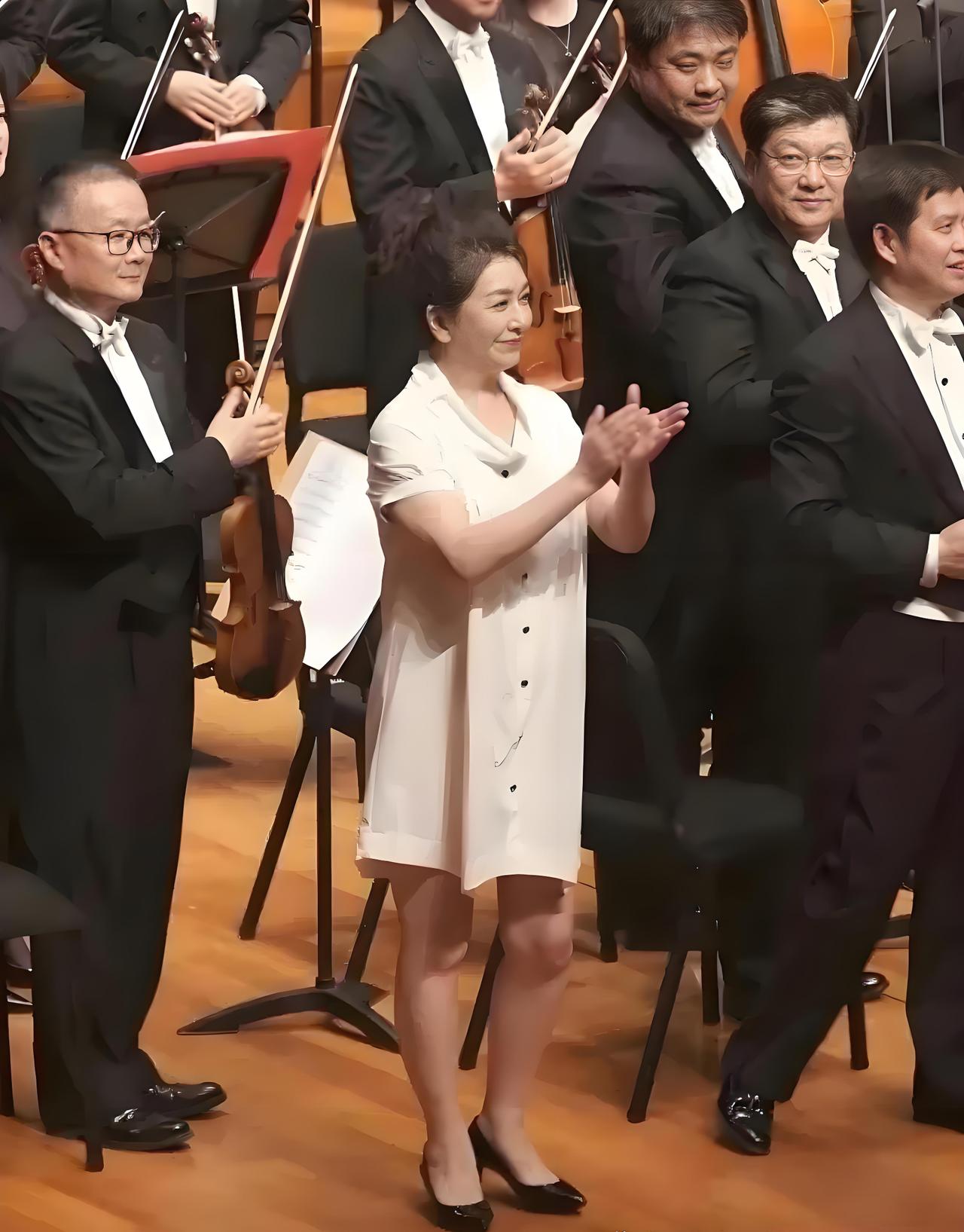 58岁穿条白裙子往人群里一站，周围人的目光全偏了！她到底凭什么？

一张照片刚传