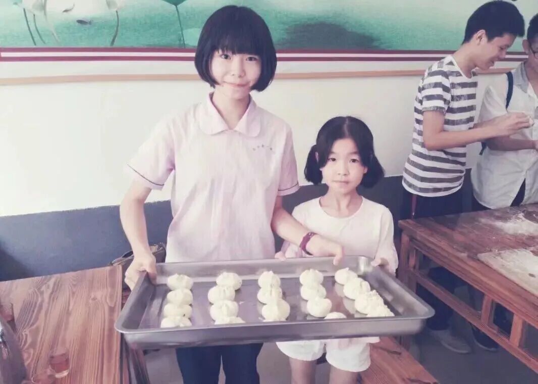 女儿考上北大 请大家喝水¹ 追随姐姐的脚步！左边的姐姐叫廖佳慧，现在是国防科大研