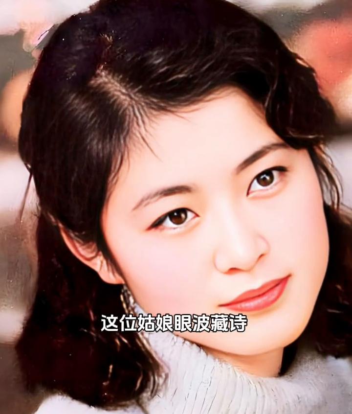 这位姑娘演播藏室，笑颜如画，气质大方端庄，颜值足以媲美当红明星。但真正令人心者的
