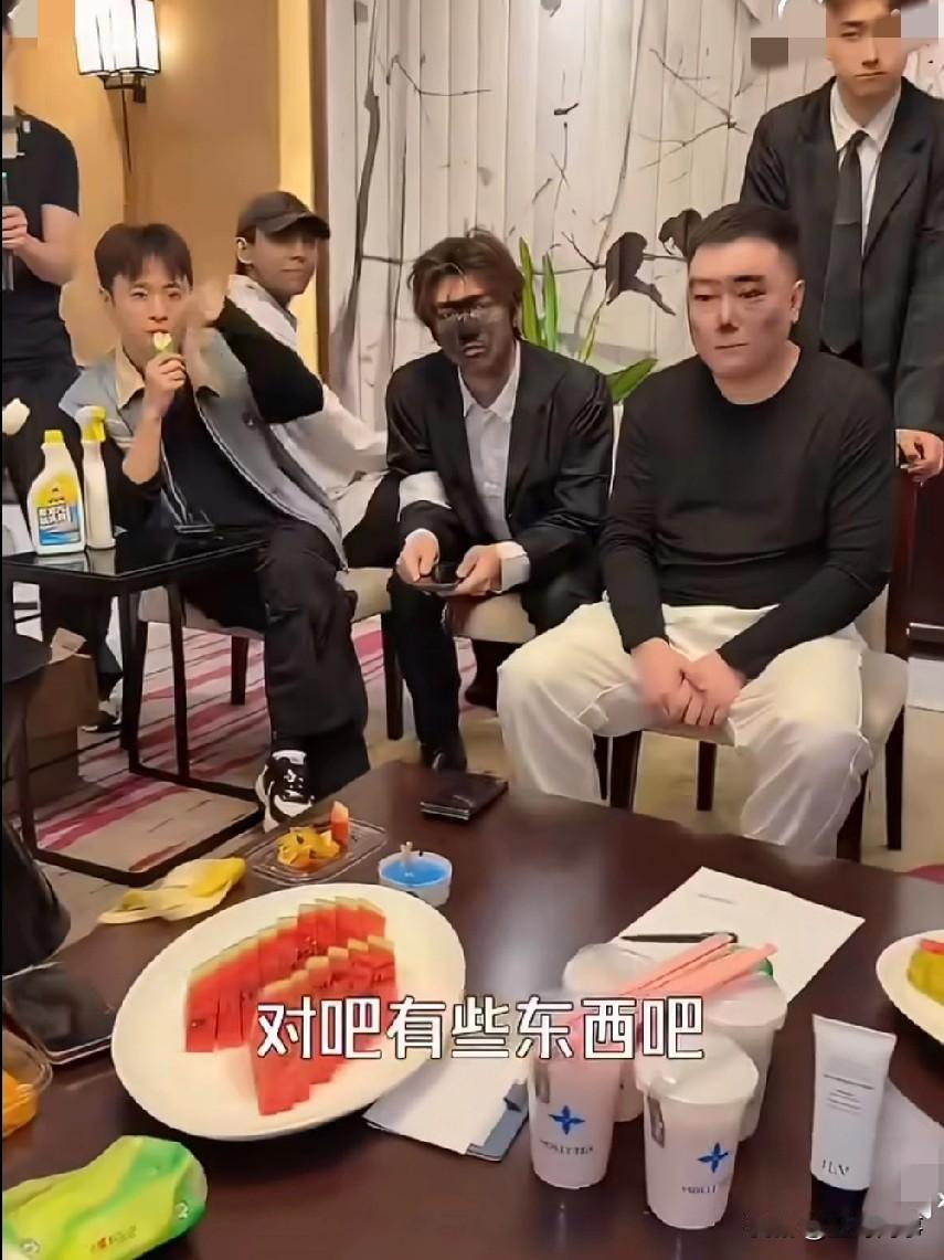 二驴复盘大舞台给徒弟艺人开会，夸赞徒弟和艺人们表现都太棒了，给我真感动哭了，我这