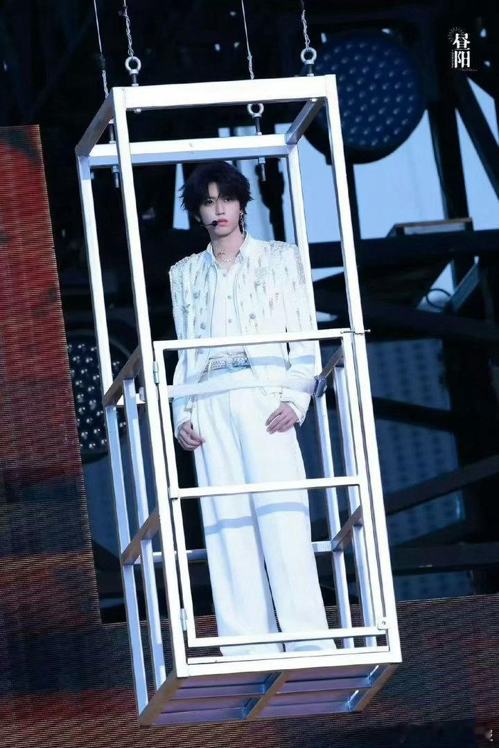 感受张桂源神级开场 张桂源这个开场真的有点东西！音乐响起的瞬间，少年气与舞台感扑