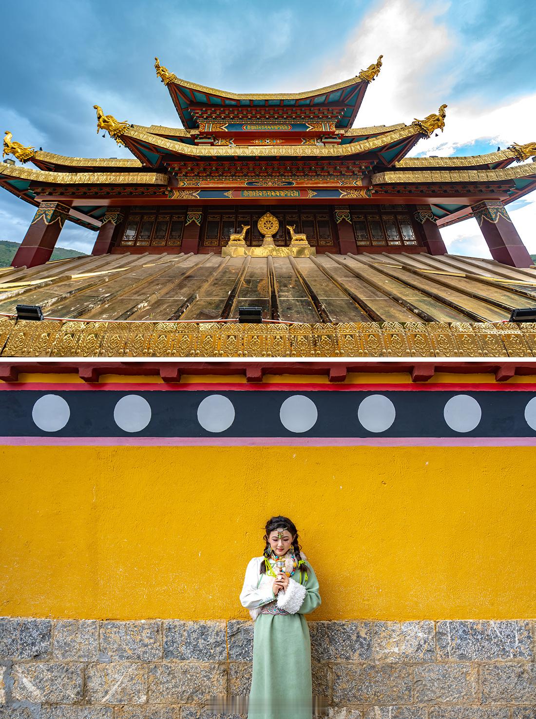 走进香格里拉独克宗古城，仿佛穿越了时空的隧道，回到了那个茶马古道繁荣的年代。站在