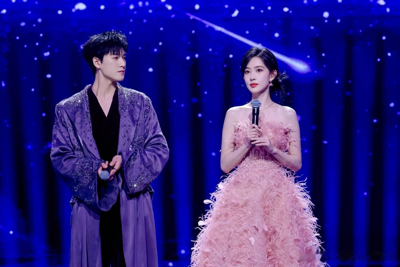 微博之夜红毯上的高光瞬间，你pick哪一个？曾黎穿着7米长的剪纸红裙，巧妙传承非