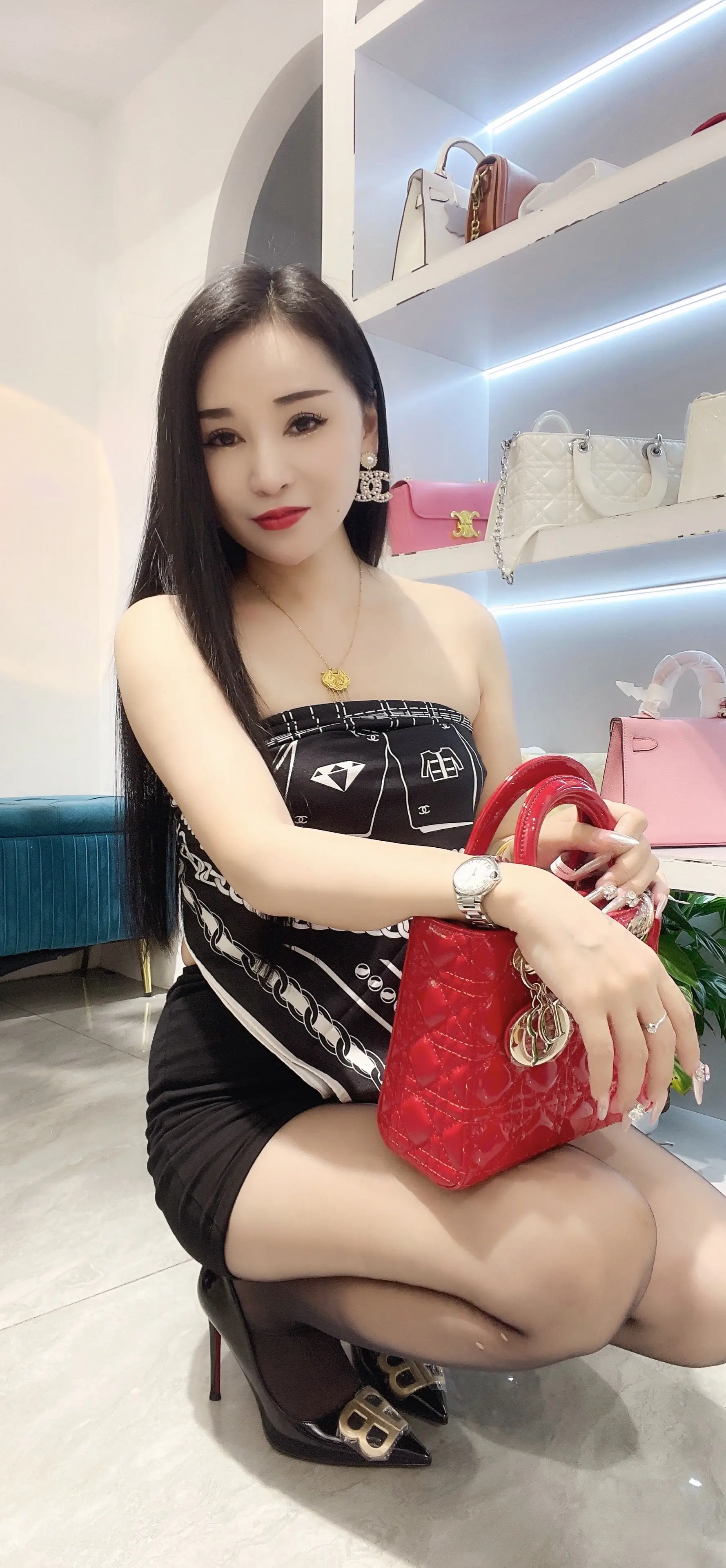 幸福不属于富人，也不属于穷人，只属于知足的人，难的时候就是，我们穷的只剩下爱了！