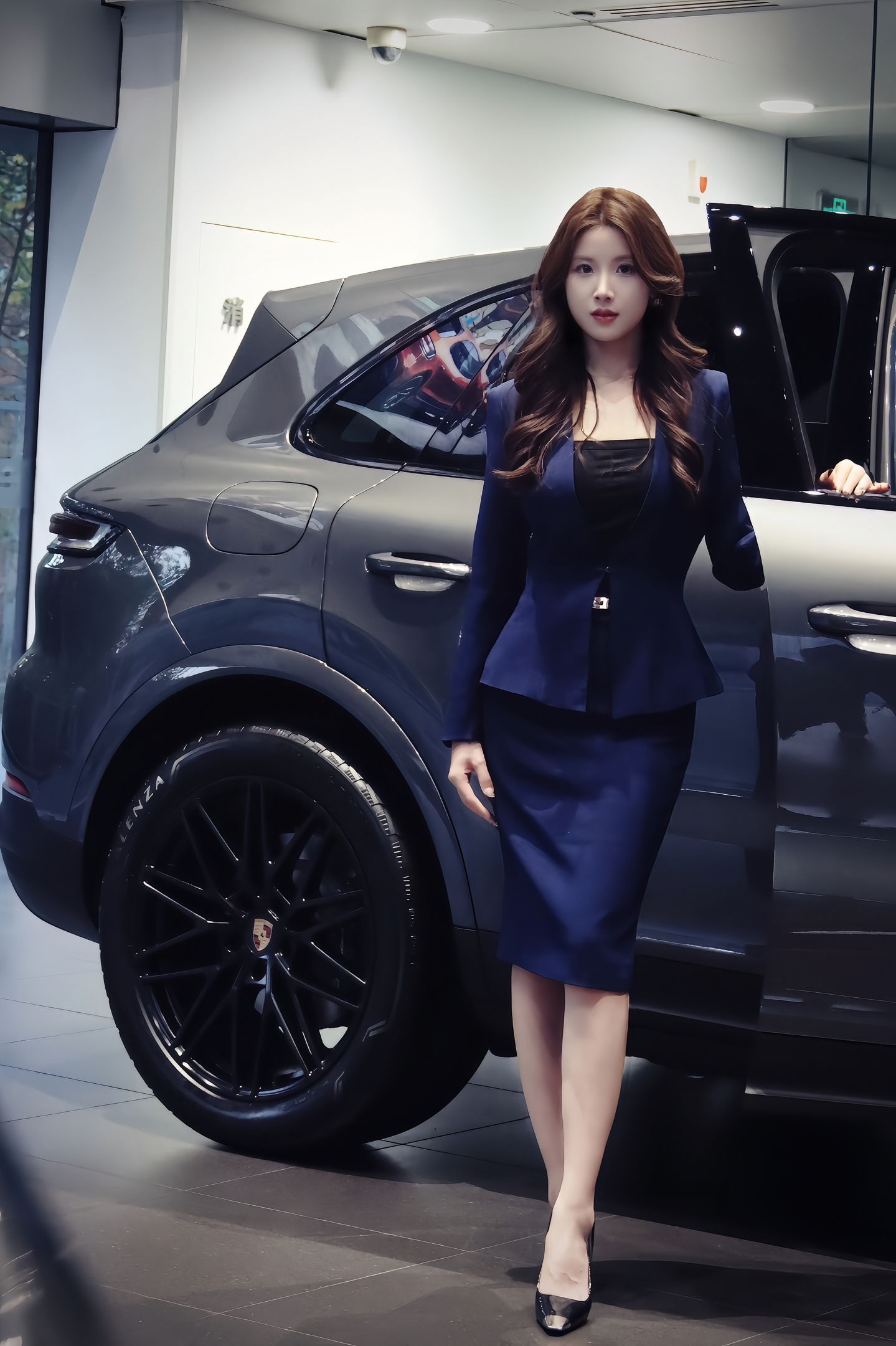 卡宴大尺寸熏黑钢圈选配都不便宜 