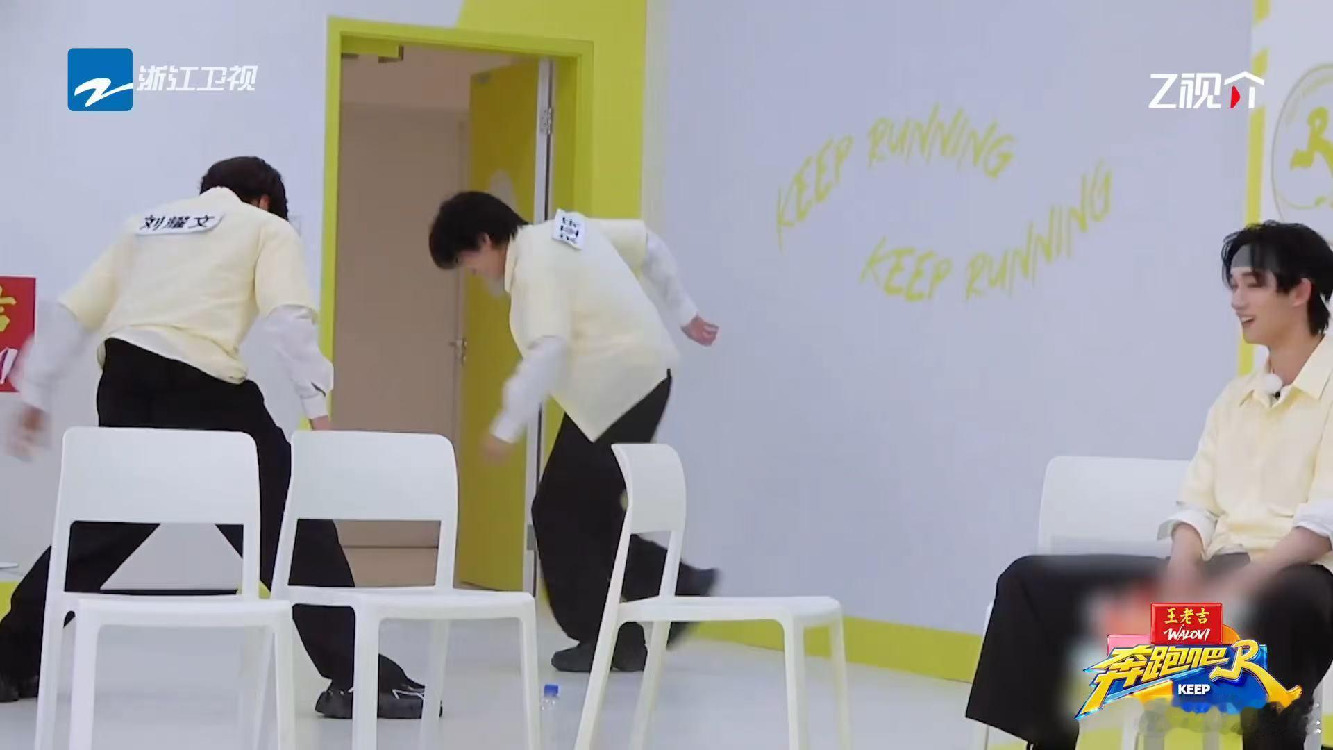 宋亚轩刘耀文撕名牌复盘缠斗奔跑吧 宋亚轩和刘耀文撕名牌后秒变小学生，虚心请教跳抓