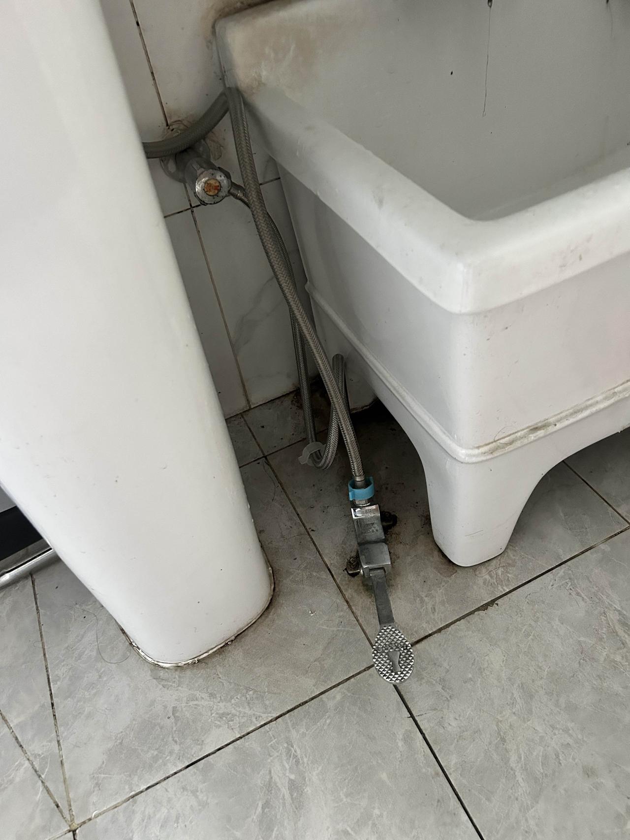 到十里堡社区医院看牙，遇急如厕，看到了十分温馨的设置：

1.洗手水龙头的开关是