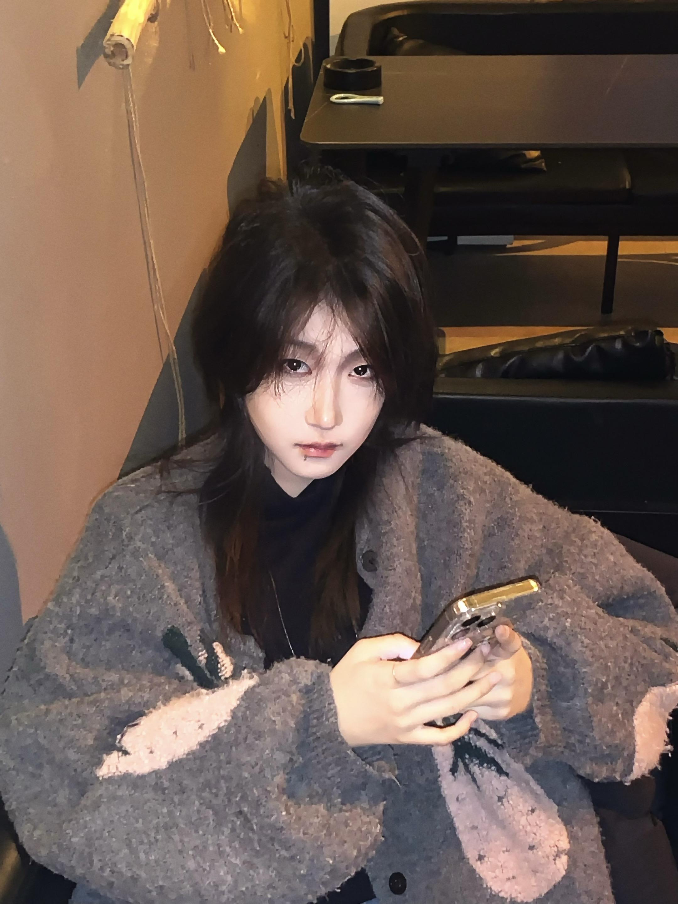 贴了双眼皮贴后还是单眼皮and没有美瞳就是下三白^ ^