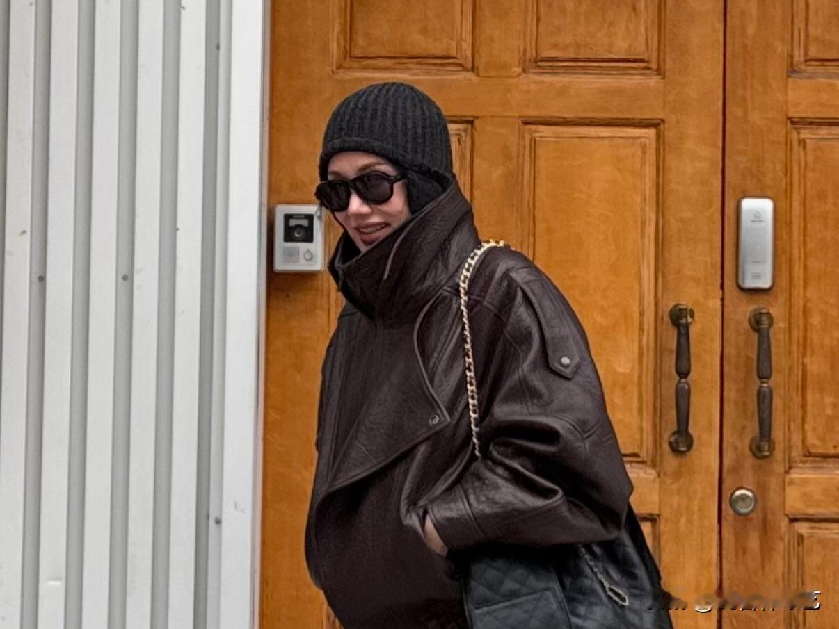 11日，演员严正花在Instagram上上传了多张照片。公开的照片中，严正花身穿