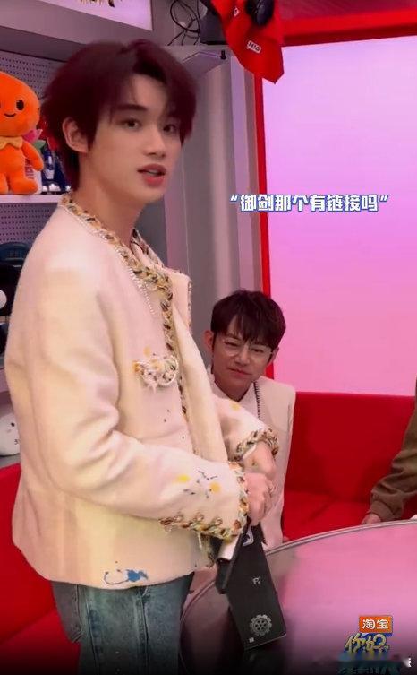 何炅夸丁程鑫是时团里唱跳俱佳形象最好你好星期六 小丁的可爱太戳人了！聊御剑满脑子