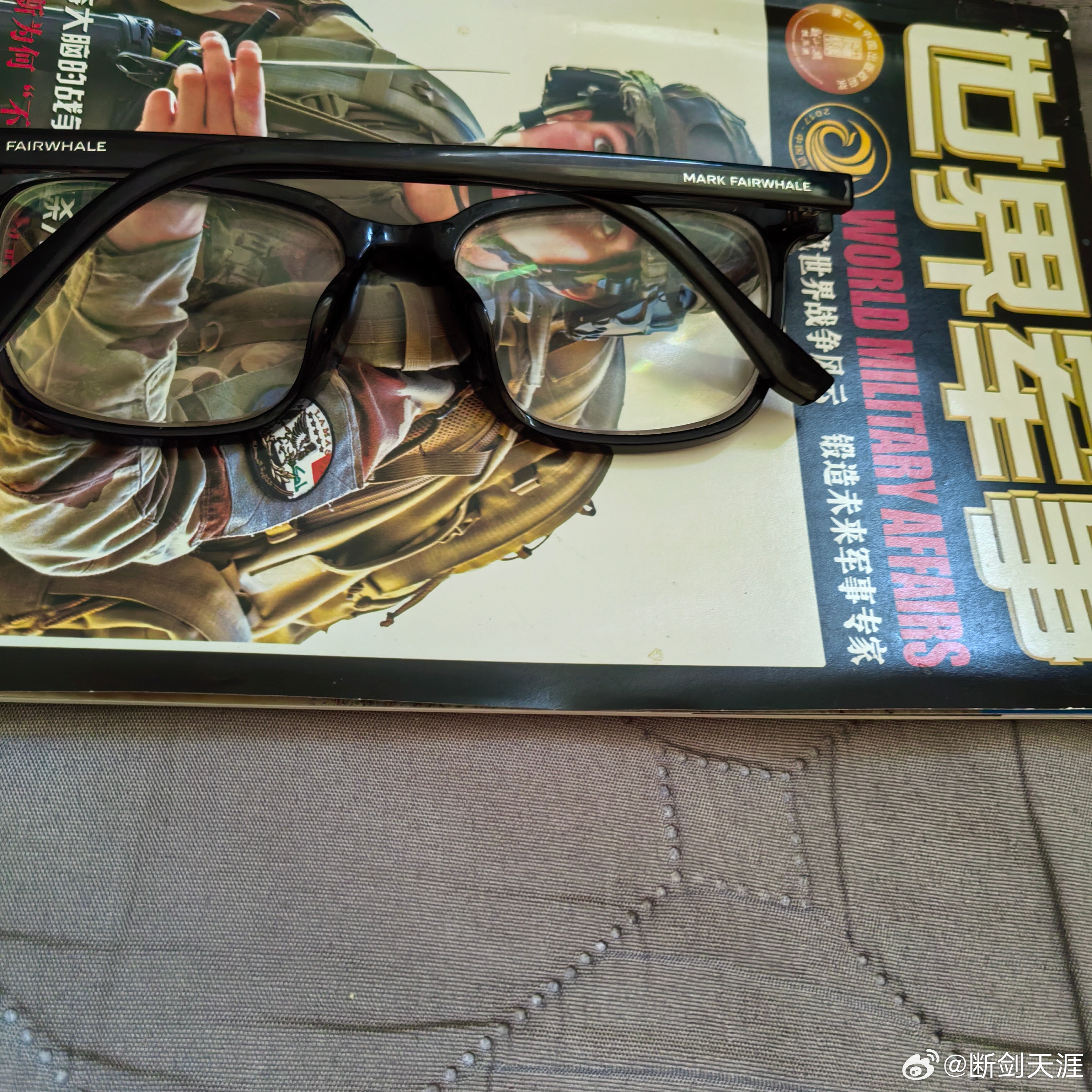 “会瞬移的眼镜👓”生活手记 早上六点开始找，找的好辛苦，五分钟没找到，就只能去