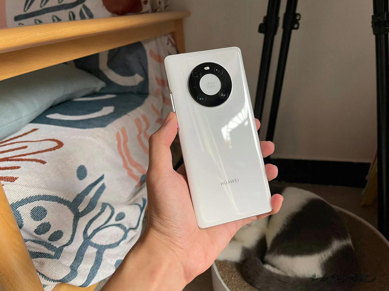 华为Mate40 Pro在我心目中是难以被超越的经典，当时就觉得这台手机的流畅度