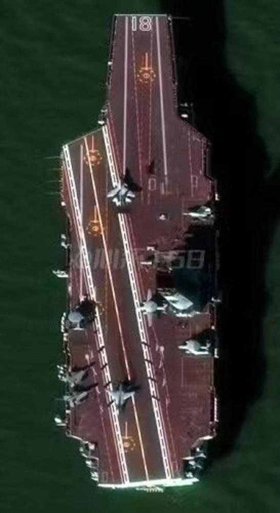 AI辅助优化的高清图片来了，这一下子数清楚了。飞行甲板上一共停放了三架歼三五、两