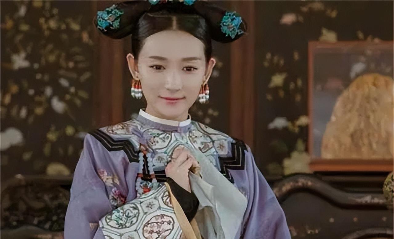 公元1748年，乾隆去太后宫中请安，刚走到院子，就听到天籁般的歌声。

那歌声清