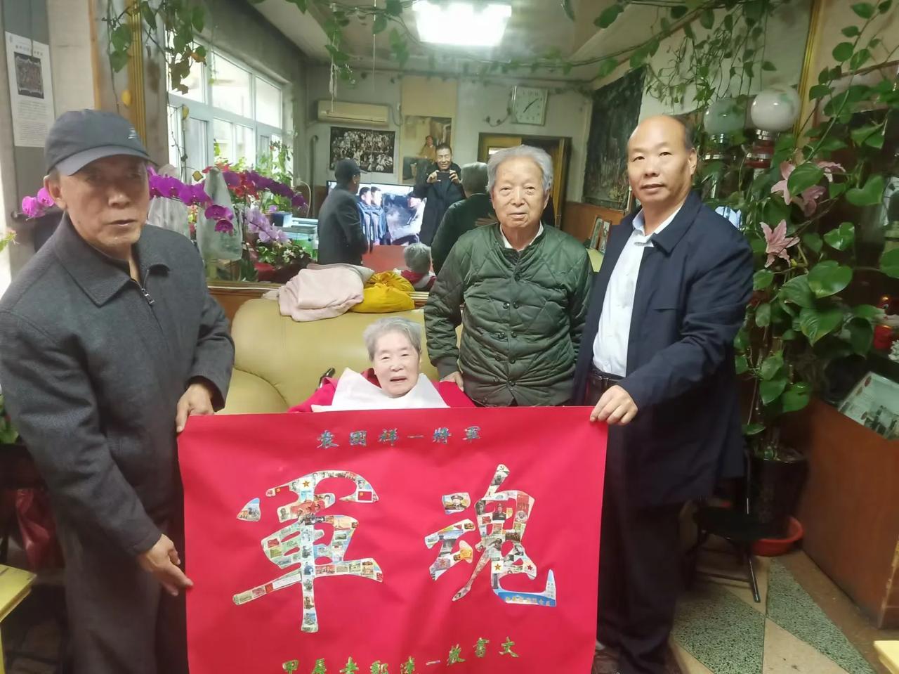 拜访袁将军，代送《将军》作品

2024年10月28日下午，战友史生荣，王志敏，