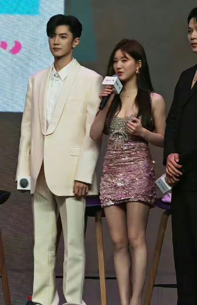 #陈哲远问粉丝露思美不美#《偷偷藏不住》陈哲远赵露思也太甜了，现场的粉丝不知道感