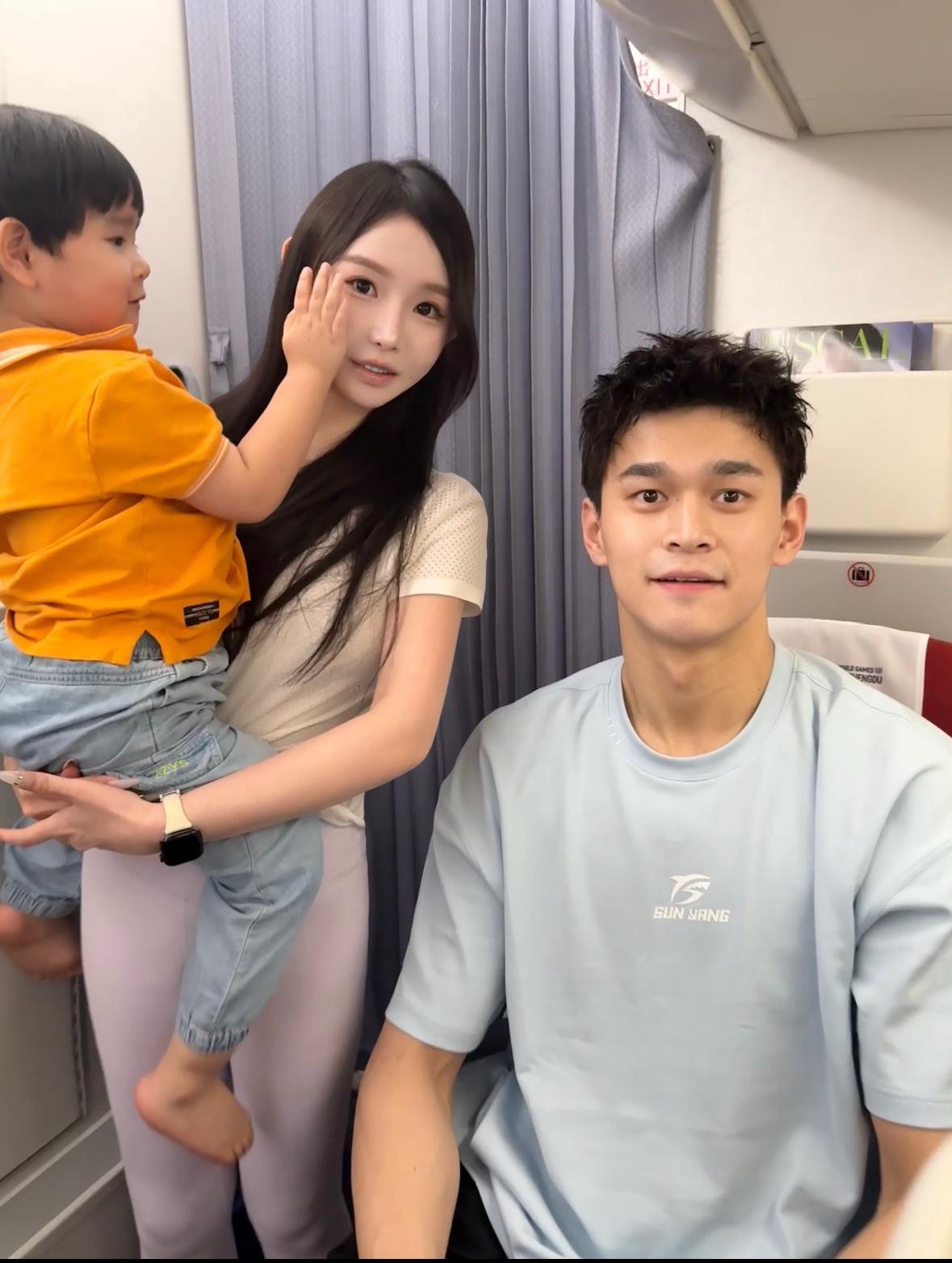 奥运游泳冠军孙杨近照！
近日，有女网友在飞机上偶遇奥运游泳冠军孙杨，直呼太幸运了