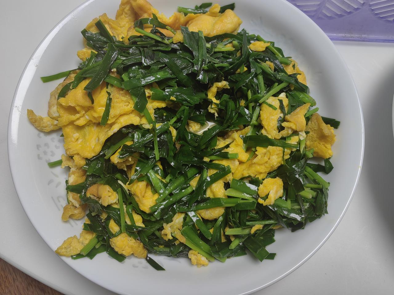 今日份午餐。韭菜炒鸡蛋，素炒小青菜，剩菜笋蛋回锅，白煨猪蹄。
​雨天正是偷懒天。