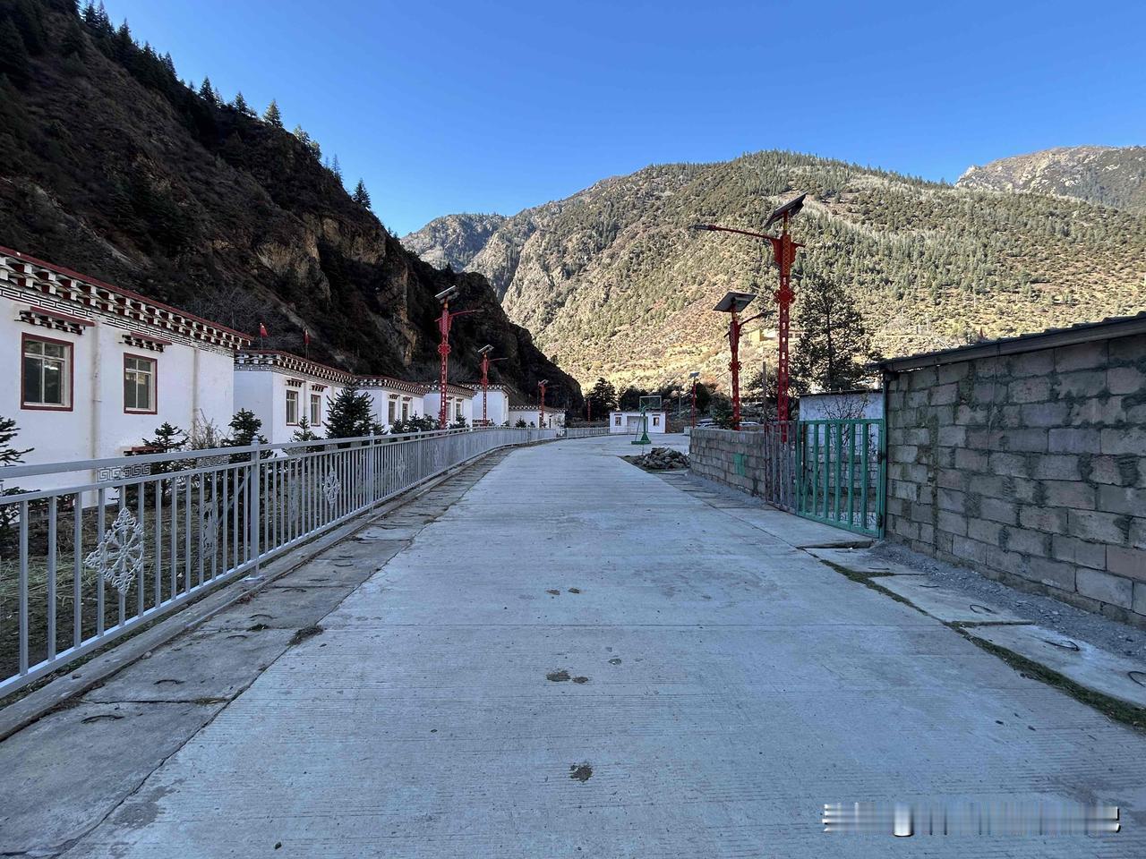 又经过318国道，5000海拔的觉巴山已经通隧道，天险已变通途！特意再来亚龙村看