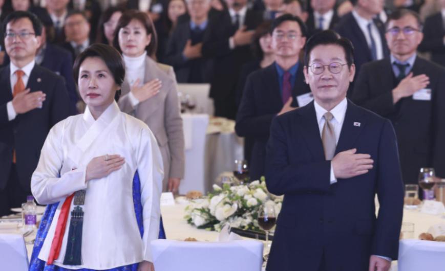 1月4日，李在明在访华的第一天，就给韩国一个“惊喜”。他并没有急着进行会谈，而是