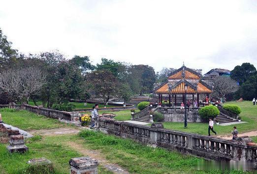 【顺化皇城】于顺化古城中央，是越南阮朝的故宫。1968年被毁坏于顺化战役，这里尚