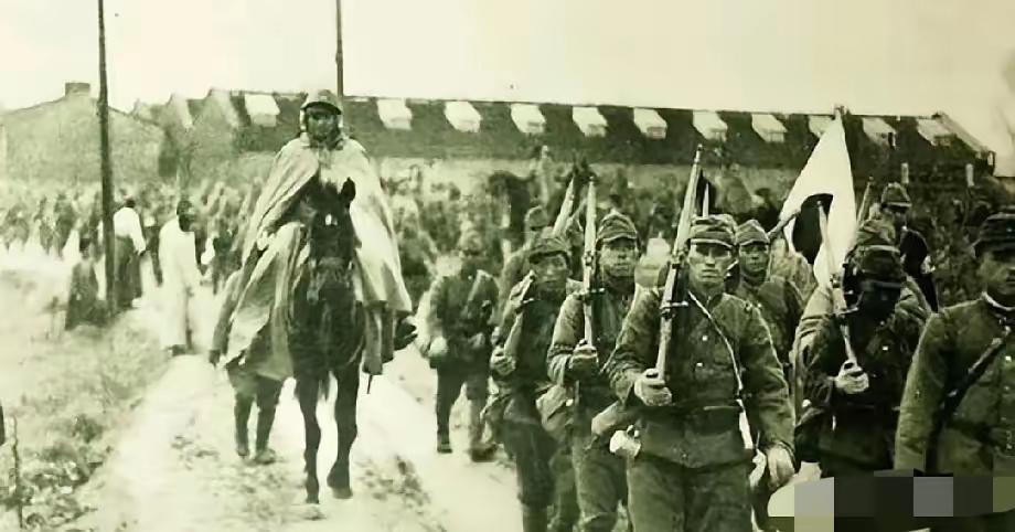 1932年的东北，早已被日寇踩在脚下，山河破碎，百姓活在惶恐里。这位被人喊作“地