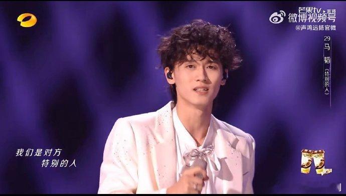 谁允许把特别的人唱成这样的声鸣远扬直播这一版的改编和演唱都太有心意了，节奏和情感