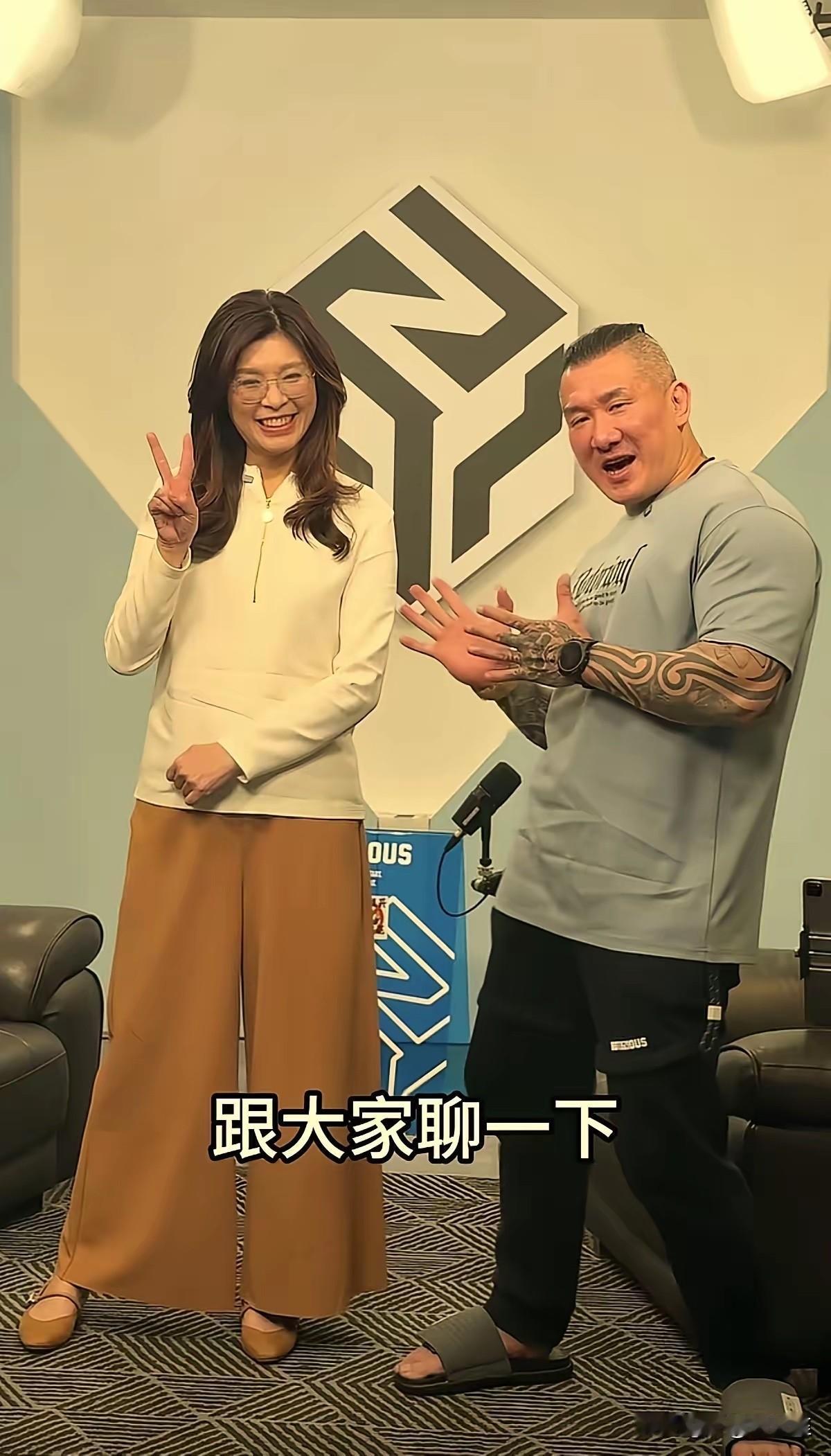 郑丽文现身网红直播间引发热议，本质上是当下舆论传播生态的一次典型呈现。政治人物主