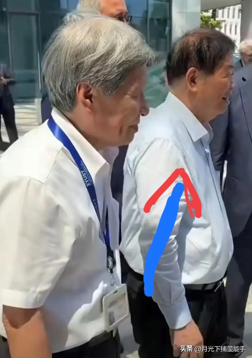 我姐妹在福耀上班，一句话戳醒我：曹德旺卸任，说到底是真的老了。

她说见着曹总时