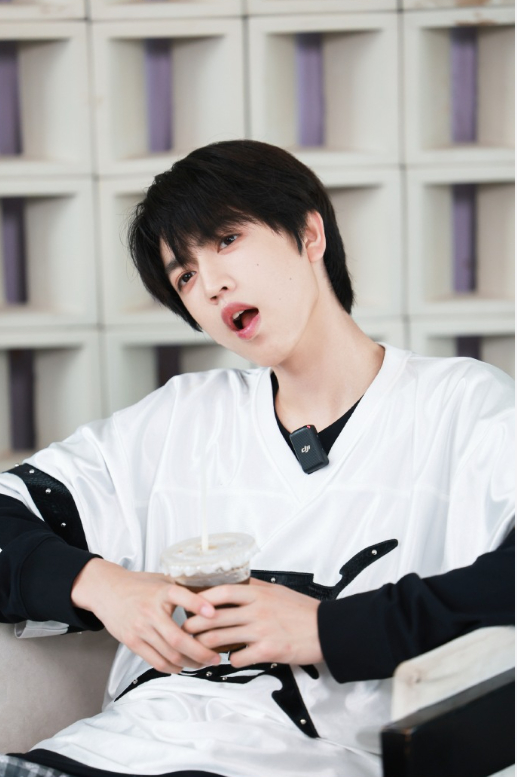 张桂源白日研究所花絮照张桂源顺毛叠穿清爽气  张桂源白日研究所花絮照，张桂源顺毛