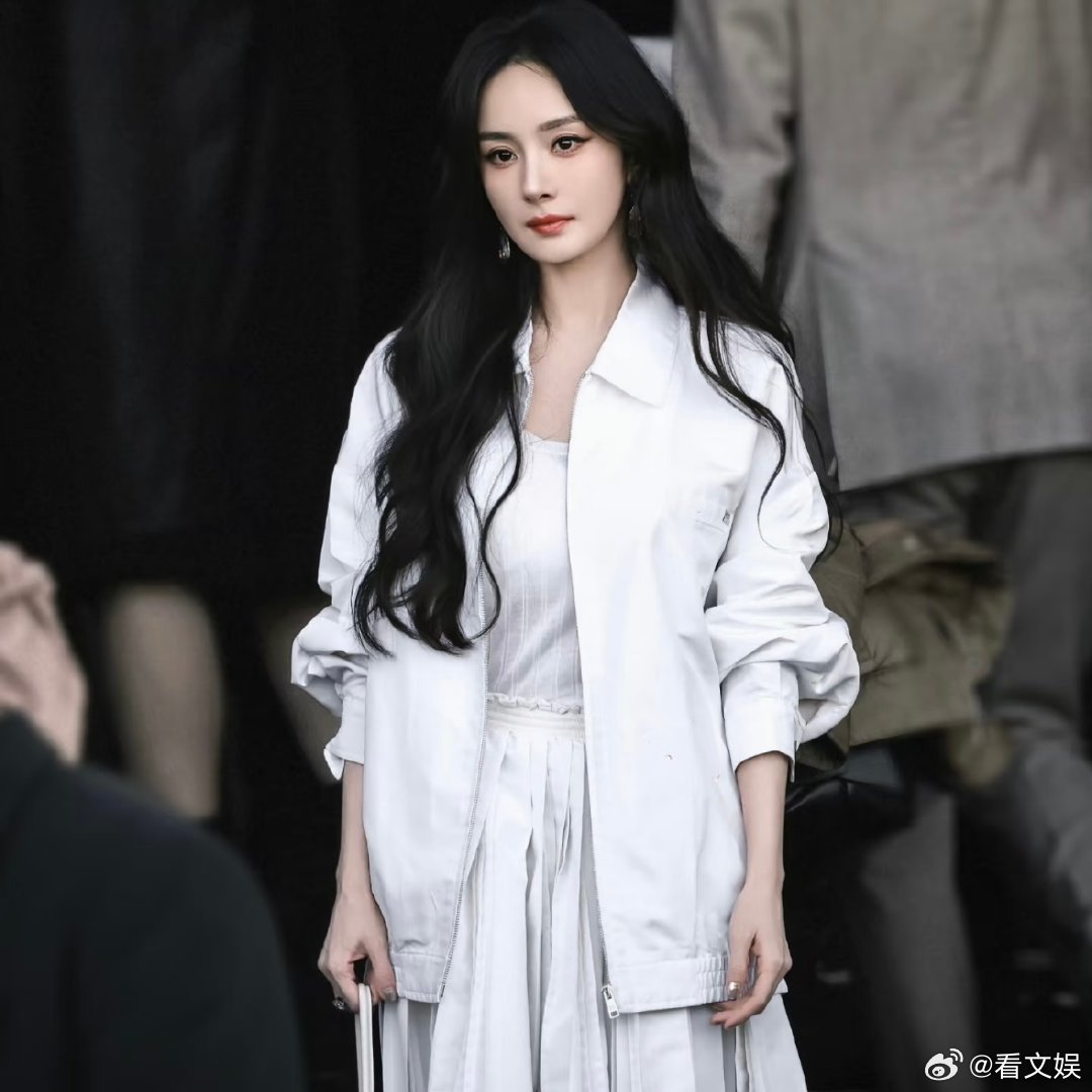 杨幂真的从TF站到TOP杨幂每一代都合拍了一遍 杨幂每一代都同框一遍，这才是顶流