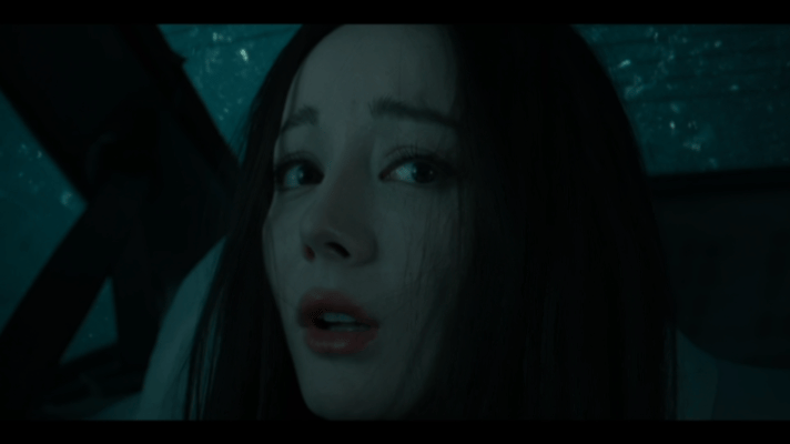 从最初水珠滴答的惶恐到彻底被淹没的绝望，她颤抖的指尖和发白的嘴唇让我连夜下单了破